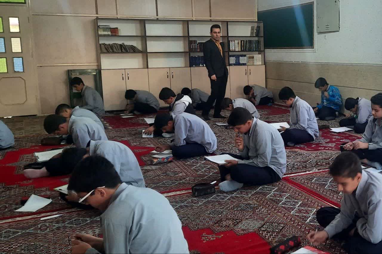   برگزاری امتحانات در دبیرستان هیات امنایی رازی 