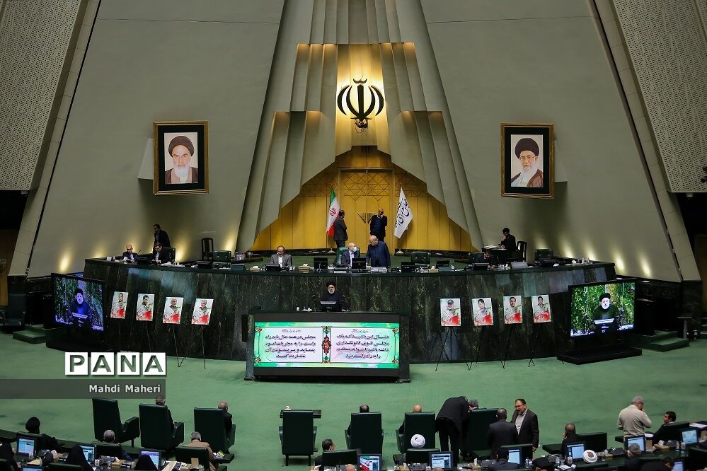 آفت اصلی فضای سیاسی جامعه سیاست‌زدگی و حاشیه‌سازی‌ است