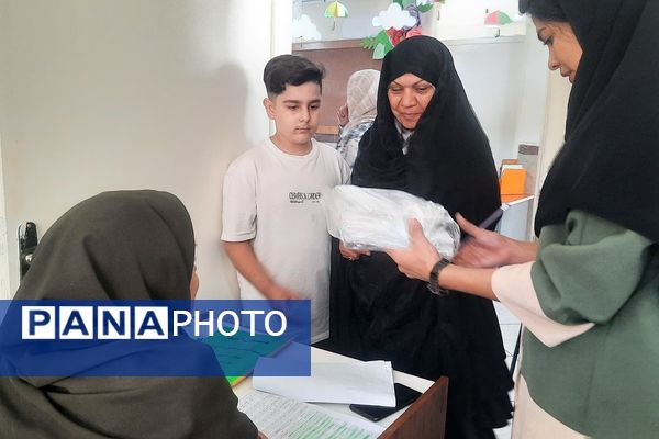 توزیع کتب درسی در مدارس منطقه پردیس 