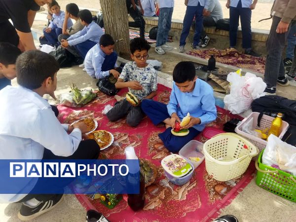 برگزاری جشنواره غذا و بازارچه دانش‌آموزی در دبیرستان نمونه دولتی دانش 