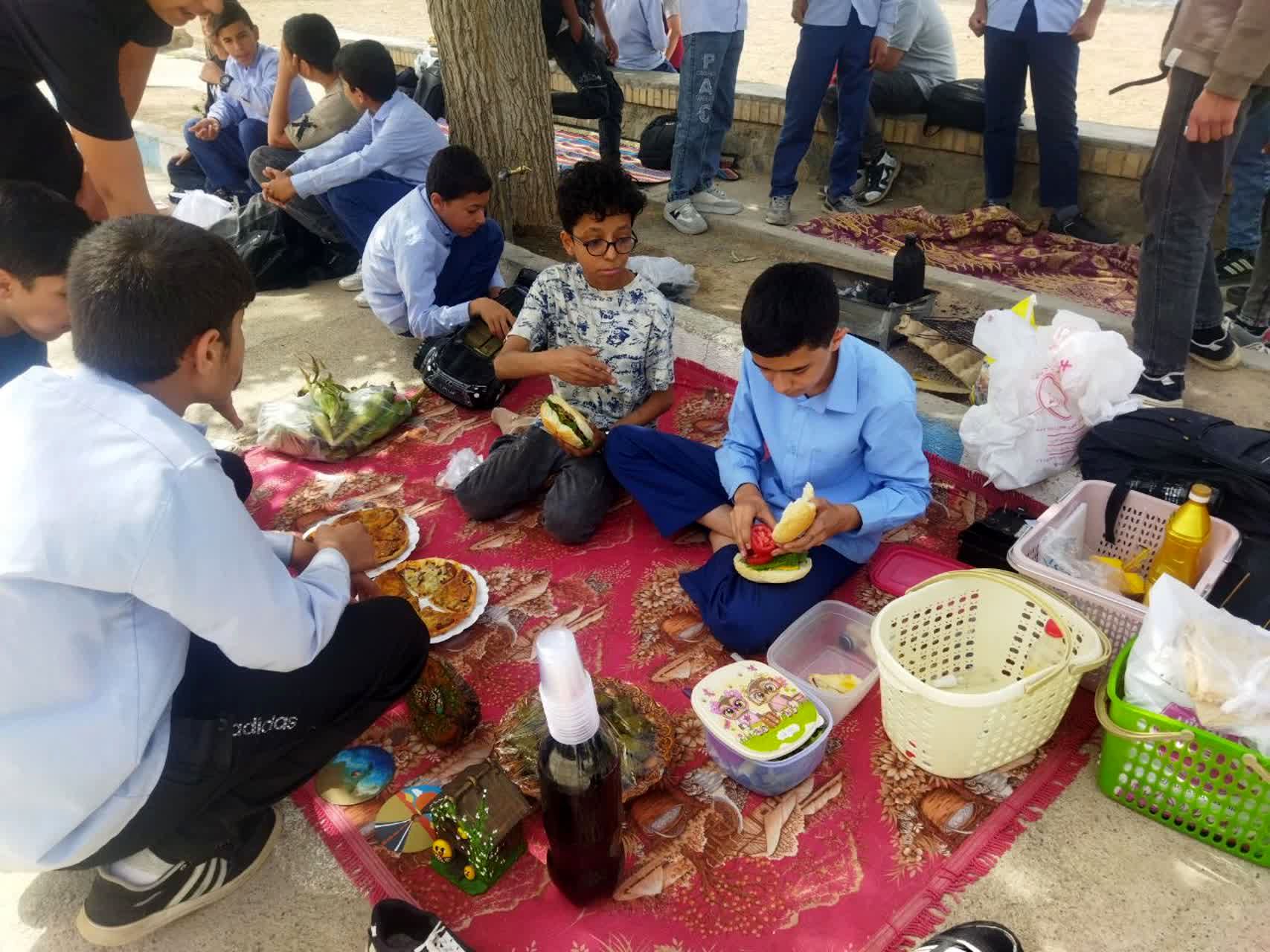 برگزاری جشنواره غذا و بازارچه دانش‌آموزی در دبیرستان نمونه دولتی دانش 