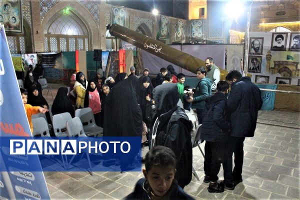 استقبال نوجوانان از غرفه‌های یادواره شهدای مسجد جامع قم