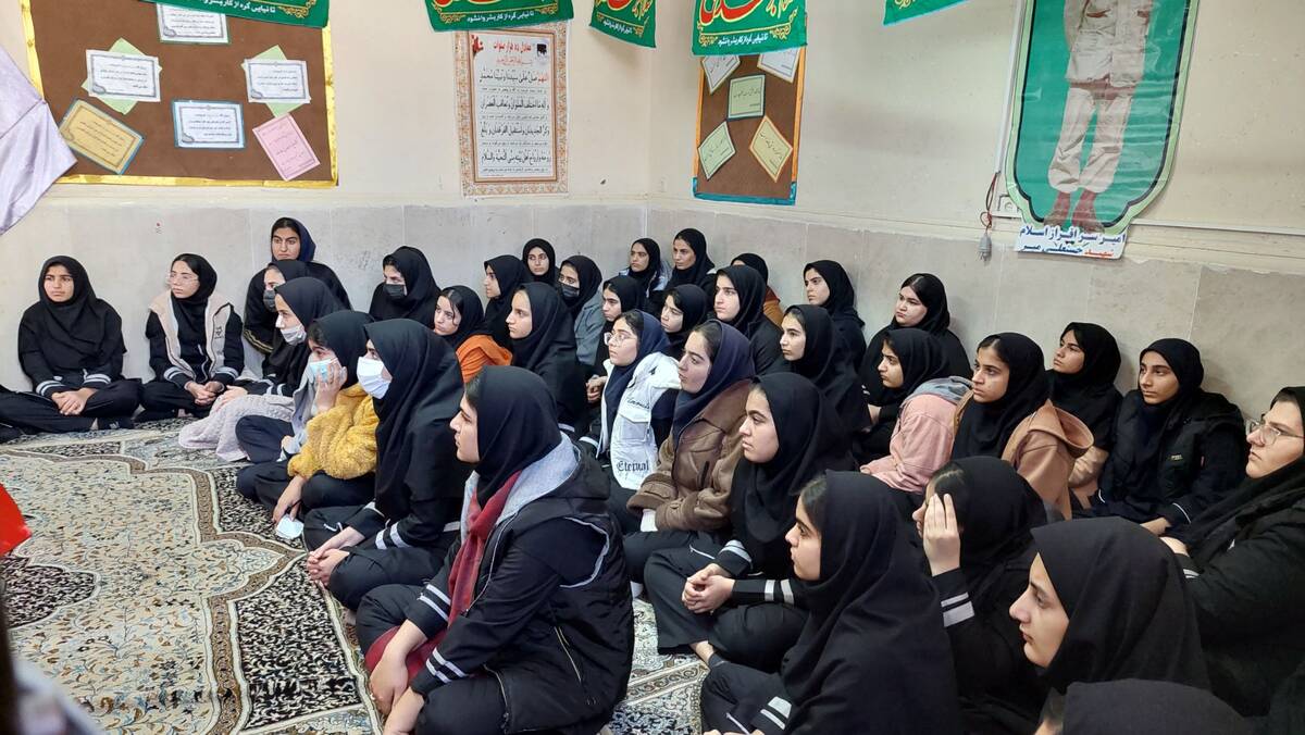 بازدید کارشناس ادبیات فارسی از مدرسه فاطمه الزهرا: تقویت پایه‌های ادبی در نسل آینده