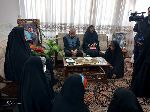 دیدار دختران رای اولی قم با خانواده شهید آقازاده نژاد
