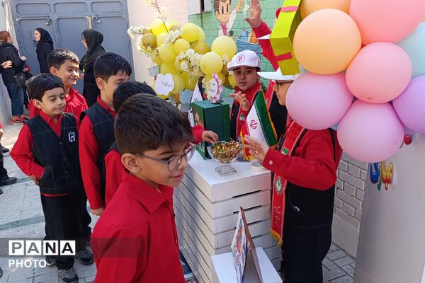 جشن عاطفه‌ها در دبستان ایمان همزمان با سراسر کشور