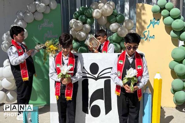 آغاز سال تحصیلی در مدرسه غیردولتی ایمان بجنورد با اجرای گارد پرچم