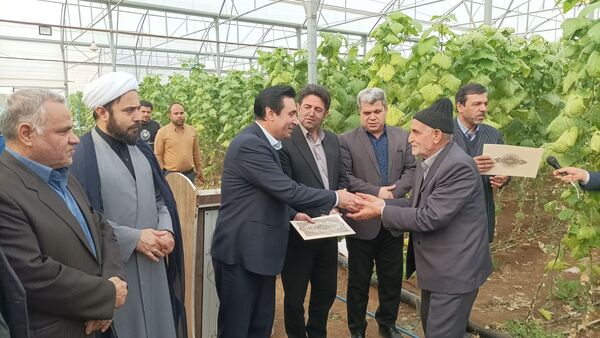 بازدید از گلخانه نمونه خسروشاه در هفته بسیج