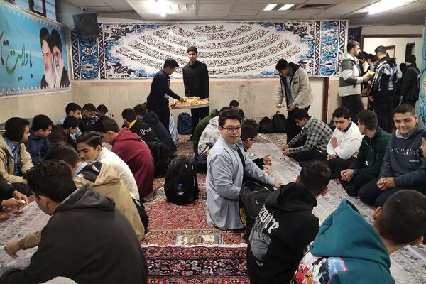 در اغنای دل‌ها هنرستان موفقیان اسلامشهر میزبان آیین فاطمیه و سفره احسان بانوی نور بود