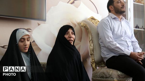 دیدار قائم مقام معاون وزیر در سازمان دانش‌آموزی با خانواده شهید اقتدار در تبریز
