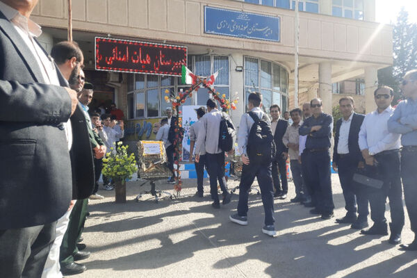نواختن زنگ مهر در مدرسه هیات امنایی رازی ناحیه ۴ شیراز 