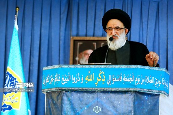امام خمینی (ره)، آیت‌الله اشرفی اصفهانی را نماد صفا و آرامش روح معرفی کرد