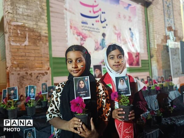 حضور پرشور مردم حاجی‌آباد در آیین‌ گرامیداشت شهدای انقلاب و دانش‌آموزان شجره طیبه