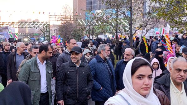 امشب آسمان در خیابان ها مى تابد