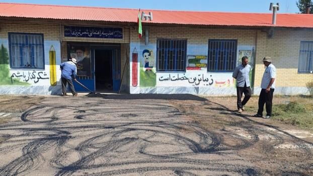 مشارکت اولیا با تأمین ۴۰ تن آسفالت در دبستان حضرت سمیه بیجند سراب