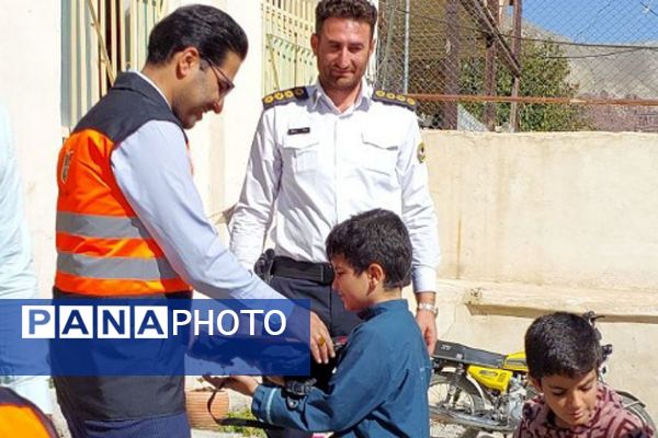 هدایای فرهنگی هفته پدافند غیرعامل به مدارس روستایی فیروزکوه رسید