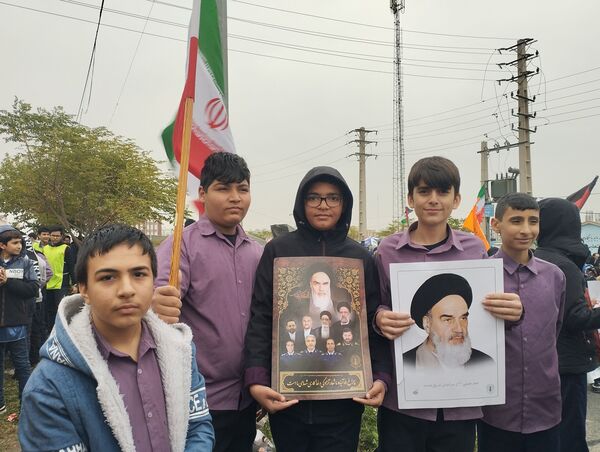 حضور دانش‌آموزان ملاردی در راهپیمایی روز سیزده آبان 