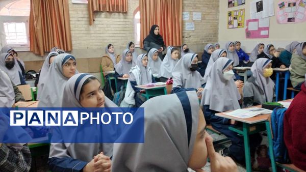 تجلیل از نخبگان آموزشی در دبیرستان شهیده محبوبه دانش