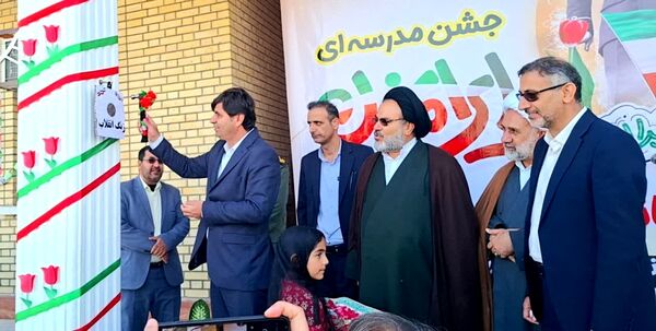 وقتی مدرسه صحنه انقلاب شد؛ زنگی که با سرود و افتخار نواخته شد