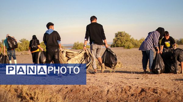 پاکسازی و کاشت نهال حرا در تالاب بندرخمیر