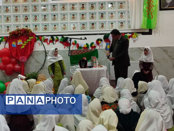 جشن انقلاب در دبستان شکوفه‌های انقلاب