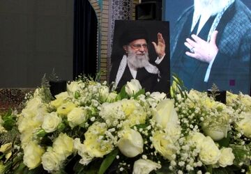 ادای احترام اعضای جمعیت هلال‌احمر کرمان به رهبر شهید عظیم الشان انقلاب اسلامی 