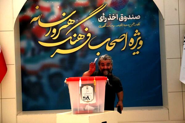 حماسه رأی اولی‌ها در کنار هنرمندان و اصحاب رسانه 