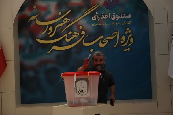 حماسه رأی اولی‌ها در کنار هنرمندان و اصحاب رسانه 