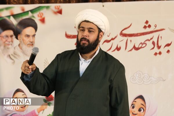 جشن شکوفه‌ها در دبستان ۲۲ بهمن یزد