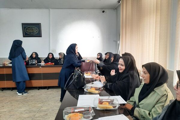 جلسه قطبی مدیران ابتدایی در دبستان شهید دکتر چمران ناحیه دو شهرری 