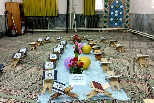 محفل انس با قرآن با حضور خادمین حرم مطهر امام رضا(ع) در مدرسه حضرت زینب(س) ناحیه یک شهرری