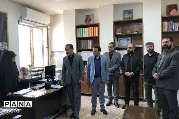بازدید و عرض تبریک مدیر آموزش و پرورش ناحیه دو شهرری از کارکنان اداری
