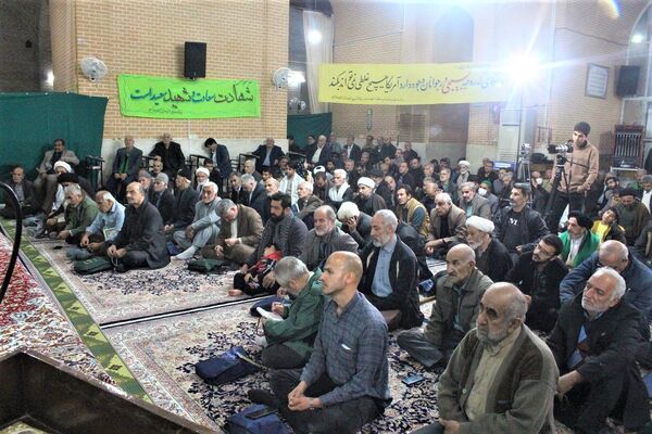 استقبال نوجوانان از غرفه‌های یادواره شهدای مسجد جامع قم