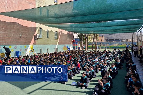 بازدید معاون تربیت بدنی و سلامت اداره کل از اتاق بازی و یادگیری دبستان شاهد شهید قدوسی 