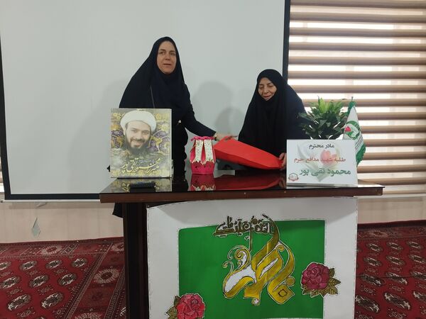 بازدید مادر شهید از مدرسه شاهد تکتم 