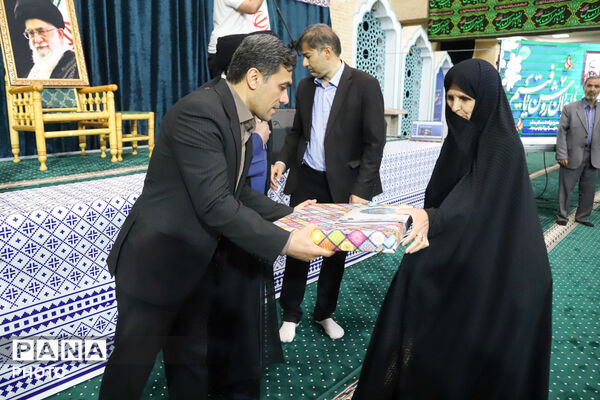 تجلیل از ایثارگران فرهنگی و پرسش و پاسخ در مصلی زنجان