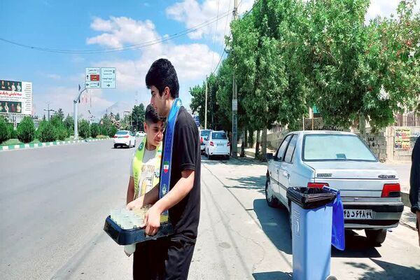 توزیع شربت نذری توسط دانش‌آموزان در موکب سازمان دانش‌آموزی کهگیلویه‌و‌بویراحمد