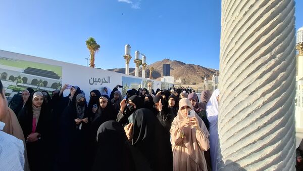 بازدید دانش‌آموزان کاروان عمره دختران از موزه مکه و مسیر تاریخی حدیبیه