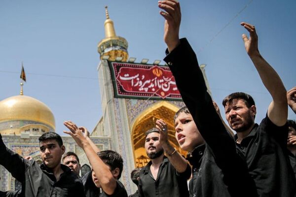 رود اشک و عشق در مسیر حرم همزمان با شکوه عزاداری هیئات‌ در خیابان‌های مشهد