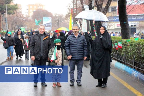 خلاقیت و نشاط دانش‌آموزی در غرفه‌های آموزش و پرورش در مسیر راهپیمایی ۲۲ بهمن