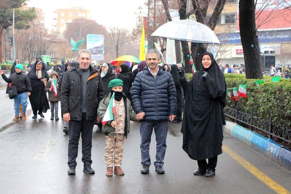 خلاقیت و نشاط دانش‌آموزی در غرفه‌های آموزش و پرورش در مسیر راهپیمایی ۲۲ بهمن