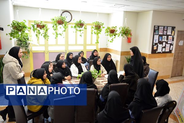 برای اولین‌بار برگزاری کافه ۵۷ در دبیرستان‌ نمونه دولتی ولایت بهارستان‌دو