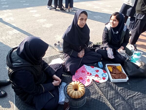 برپایی بازارچه‌ دانش‌آموزی در دبیرستان دلیری مشهد