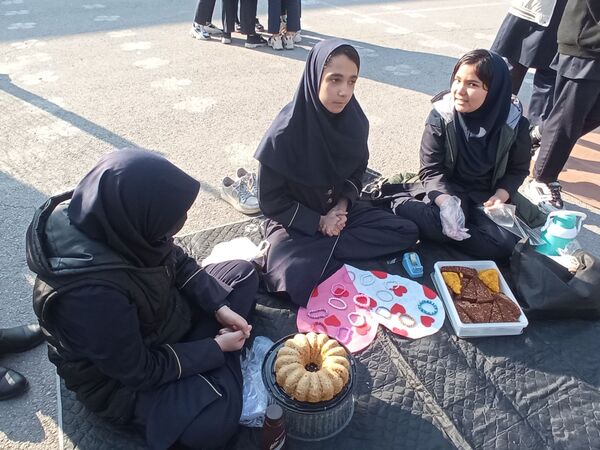 برپایی بازارچه‌ دانش‌آموزی در دبیرستان دلیری مشهد
