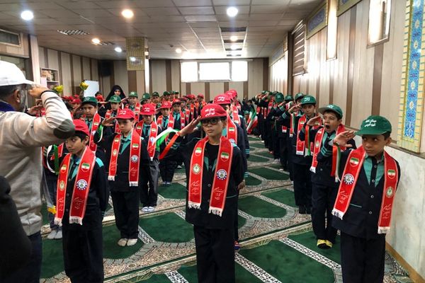 اجرای مانور یاوران انقلاب توسط دانش‌آموزان دبستان شاهد شهید قدوسی ناحیه 2 شهرری 
