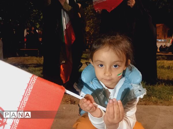 فرقی نمی کند کوچک و بزرگ پای کاریم