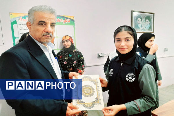 اجرای طرح مدرسه سبز ، انس با قرآن، اهدای کتاب به کتابخانه و تجلیل از فعالان دبیرستان رضوان شهرستان بوشهر