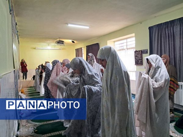 شرکت دانش‌آموزان مدرسه حضرت زینب(س) در نماز جماعت