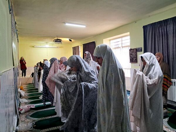 شرکت دانش‌آموزان مدرسه حضرت زینب(س) در نماز جماعت