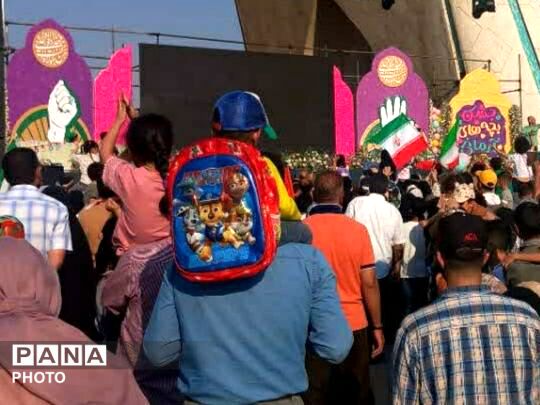 تهران غرق در نور و شادی در «مهمانی ۱۰ کیلومتری»؛ تجلی بیعت پایتخت‌نشینان با ولایت