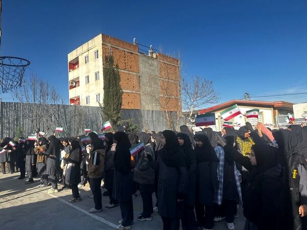 نواختن زنگ انقلاب در دبیرستان هیأت‌امنایی طه